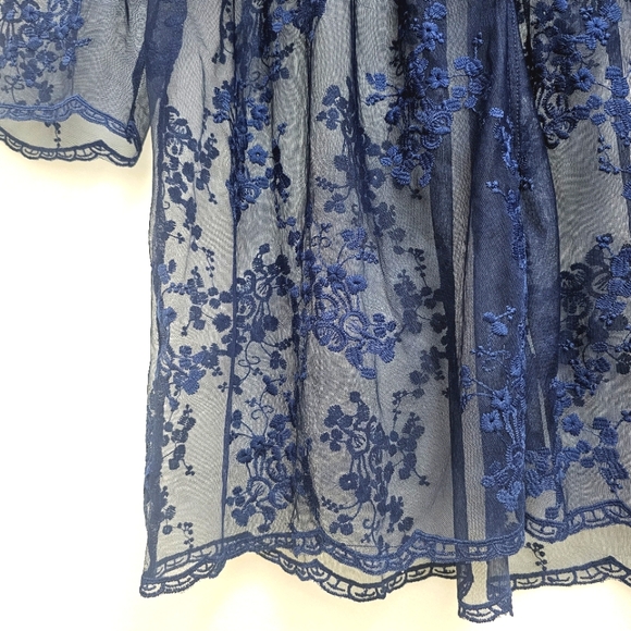 Feminine Lace Coverup Wrap, Special Event, Poolside & Resort Wear, Size Large. - Picture 9 of 11